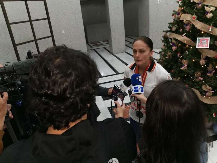 Silvia Navarro atendiendo a los medios de comunicación tras ser recibida por el presidente del Gobierno de Canarias (Foto TA)